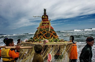 Lebaran Parcel Tradition: Cilacap's Hidden Magic in Every Package
